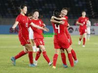 国内女子足球比赛大热，球迷热情高涨